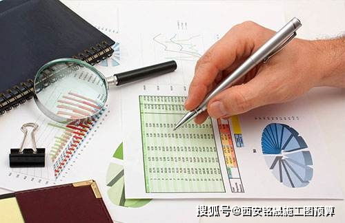 一个人正在认真研究文件