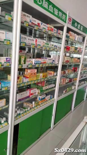 医院药房里摆放的抗癌药架