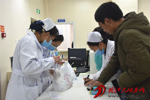医院药房工作人员核对药品