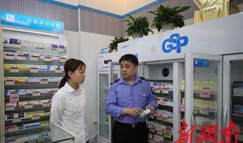 医院药房工作人员整理药品