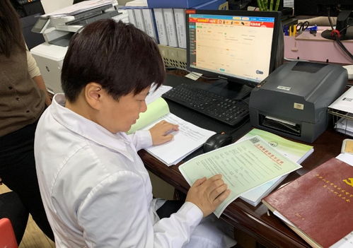 工作人员核对药品信息