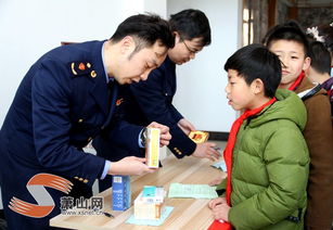 工作人员核对药品信息