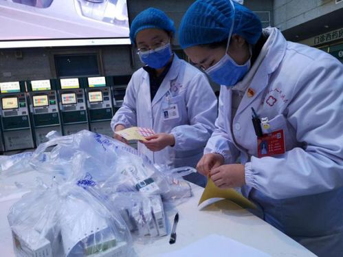 医护人员核对药品