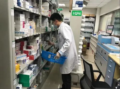 药房工作人员整理药品