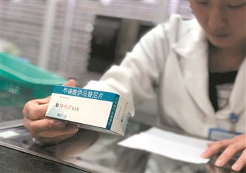 专业药师核对药品