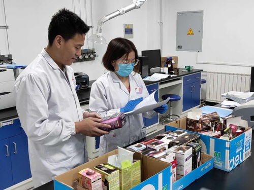 工作人员专业检测药品