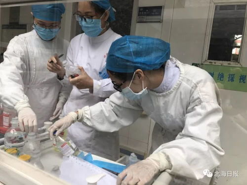 工作人员核对药品信息