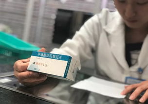 药剂师核对药品
