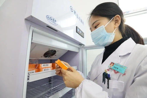 医护人员核对药品