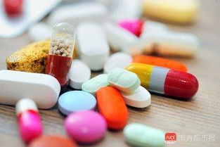 专业药师检查药品有效期