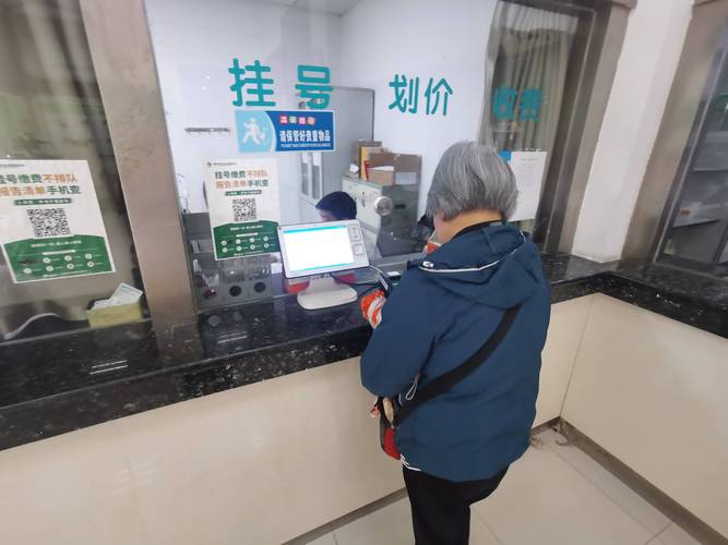 医院药房窗口前焦急等待的人群