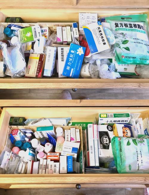 药盒堆叠在桌面上