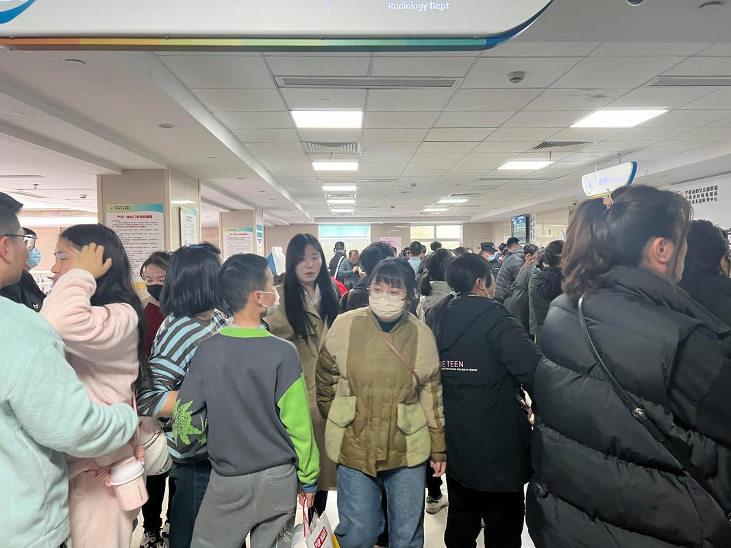 医院走廊等待的人群