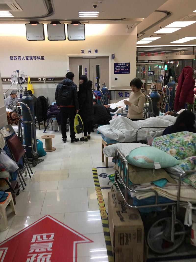 医院门口焦急的患者