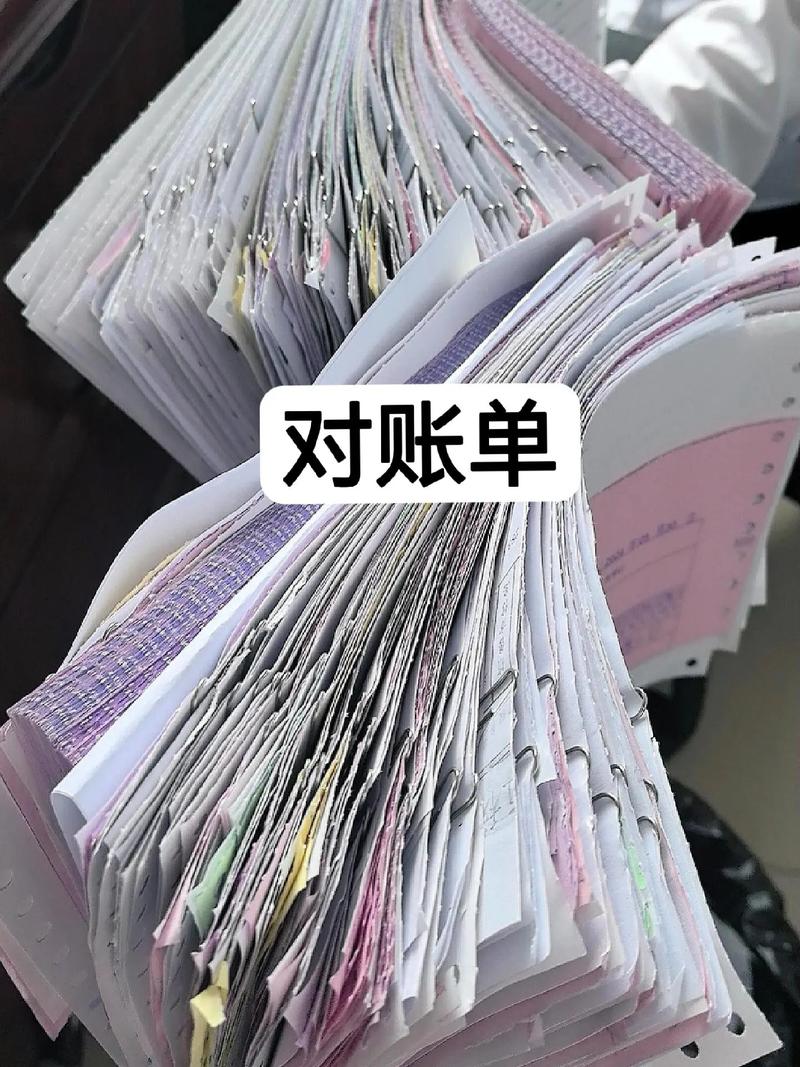 家庭账单堆满桌面