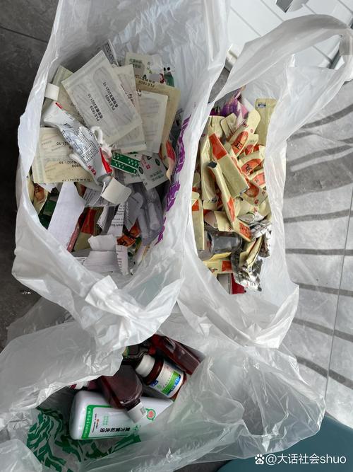 过期药品散落桌面