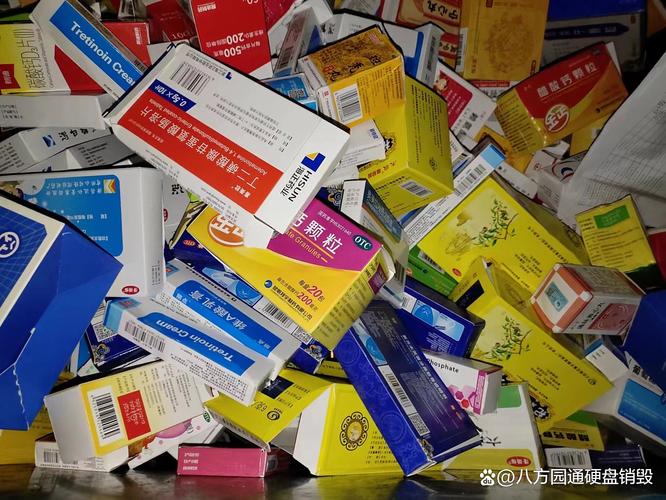堆积的药品包装盒