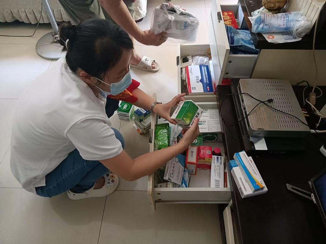老人焦急整理药盒