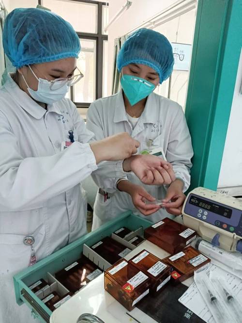 工作人员核对药物信息