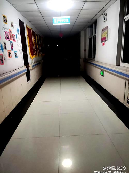 寒风中的医院走廊