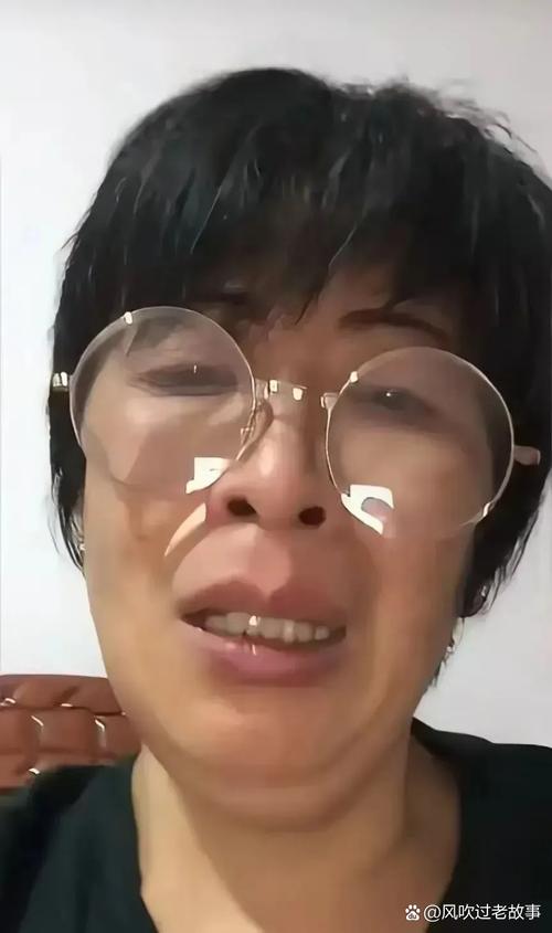 李大姐皱眉看手机