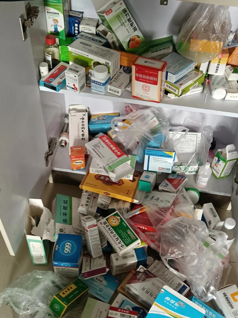 药品堆满桌子