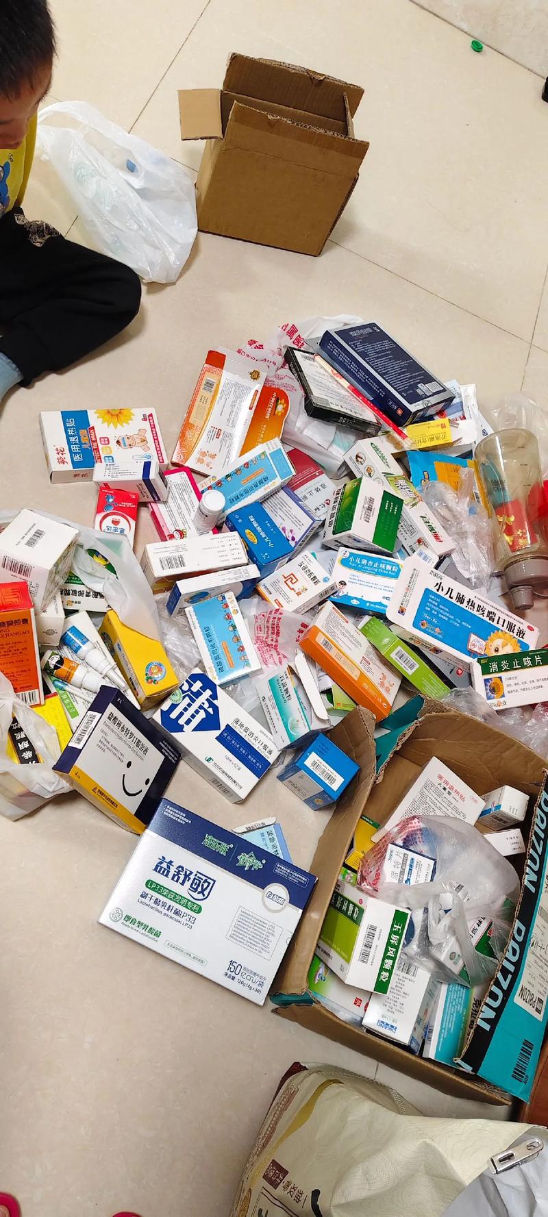 堆积的各类药品